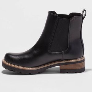 Black Universal Thread Chelsea boots!!